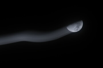 Lune artistique dans le ciel nocturne sombre, Lune volante © Bovek Photography