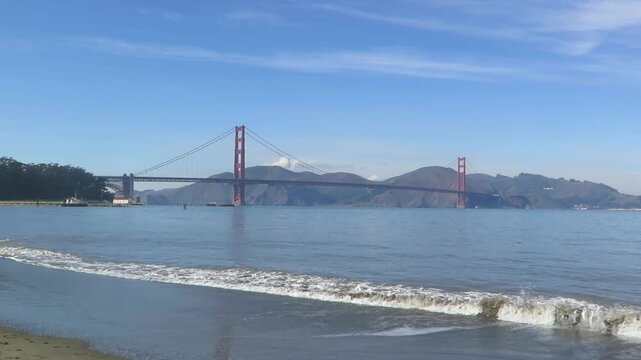 Vid&eacute;o HD de paysage c&ocirc;tier urbain &agrave; San Francisco, Pont de San Francisco en bord de plage, vue sur la baie