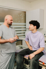 Obraz premium Urologist appointment reviewing patient urinary health and history.