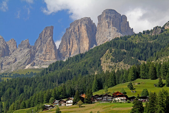 Il Sassolungo domina il villaggio di Ciamp (Val di Fassa, Trentino)