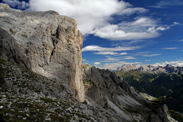 Dalle rocce dei Mugoni verso la Marmolada e il Sasso Vernale (Val di Fassa, Trentino)