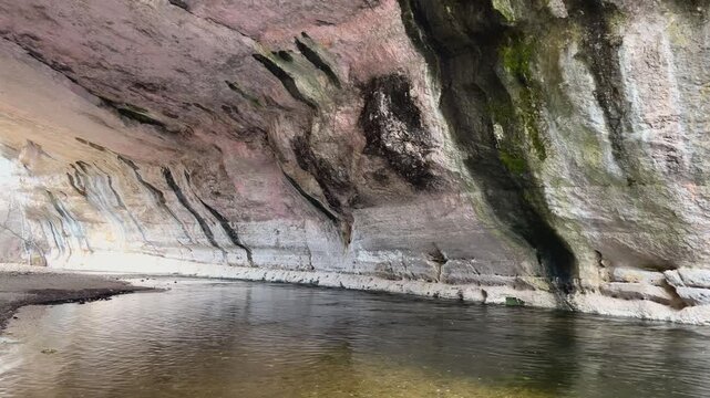 Detalle de las paredes de roca y el r&iacute;o Nela del puente natural de Puentedey