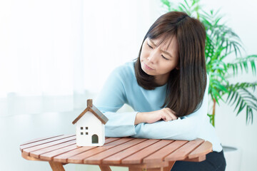 不動産、マイホームについて悩む女性