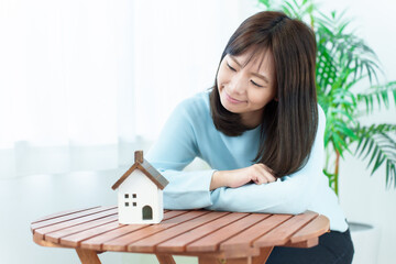 不動産、マイホームについて悩む女性