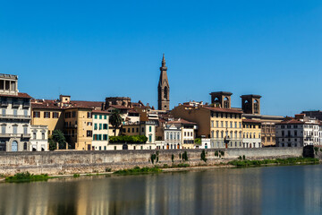 Obraz premium Old historic buildings near the Arno river in Florence, Italy.