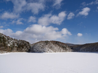 冬空に包まれた静かな湖面