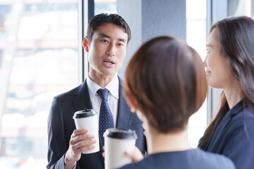 飲み物を飲み休憩するビジネスマンたち