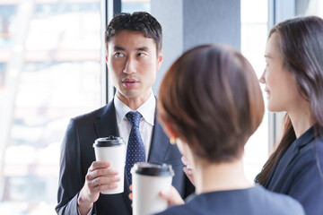 飲み物を飲み休憩するビジネスマンたち
