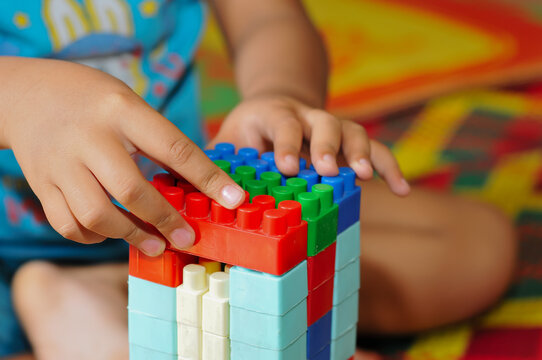 children building Lego
