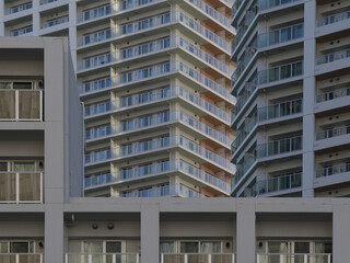 豊洲のウォーターフロントに広がる青空と近代的な高層ビル