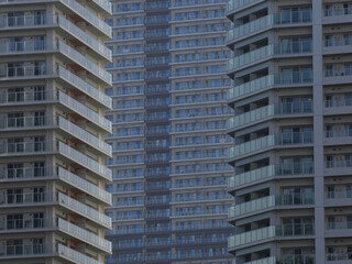 Fototapeta premium 豊洲のウォーターフロントに広がる青空と近代的な高層ビル