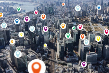 現代都市と道路のドローン空撮と位置情報のコンセプト