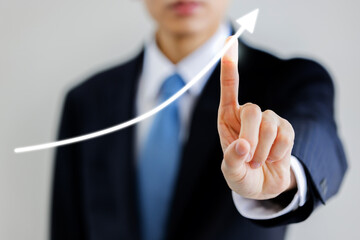 ビジネスマン　経済　右肩上がり　矢印