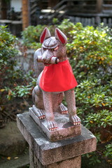 キツネの石像・稲荷神社