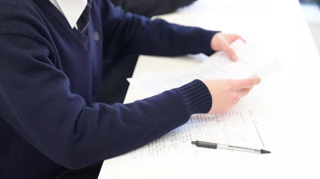 受験勉強や学習が難しくて悩む男子高生　テスト全然わからない&hellip;	動画　ヤバイ&hellip;わからない顔無しの手元のクローズアップ