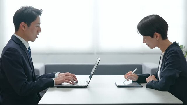 オフィスで仕事する男女ビジネスパーソンのグループ
