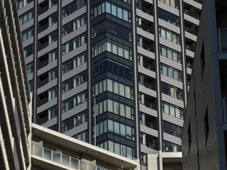 Fototapeta premium 都市に立ち並ぶ高層住宅ビル