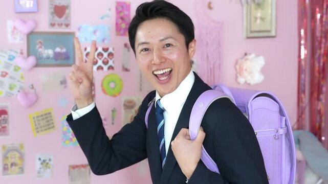 可愛い部屋でランドセルを背負った男性ビジネスパーソン