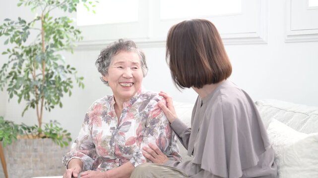 娘と高齢の母の笑顔の寄り添うクローズアップ　介護や親子のイメージの見つめ合う動画