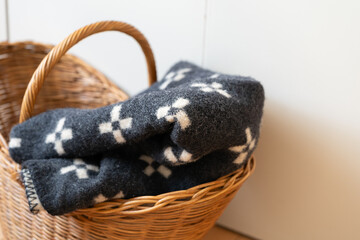クラシカルのかごに入れた北欧のブランケット