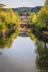 Obraz premium Tranquil Canal Reflection in Kurashiki Bikan Historical Quarter