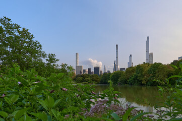 Obraz premium An industrial power station with smoke stacks towers over the city sky, releasing pollution from gas and fuel technology used in this massive energy plant refinery building