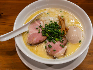 鶏白湯ラーメン　濃厚　日本の麺料理