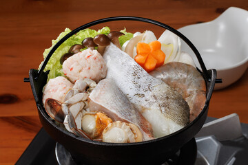 贅沢な魚介類が詰まった一人前の鉄鍋料理