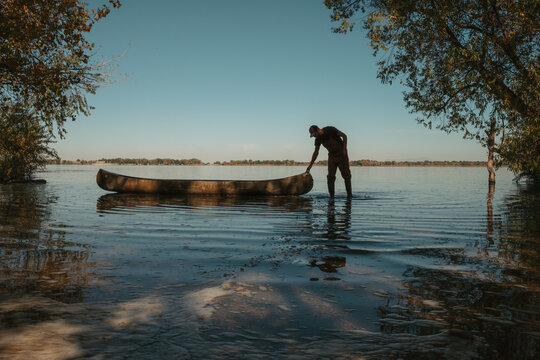 Man launching canoe in summer lake oregon