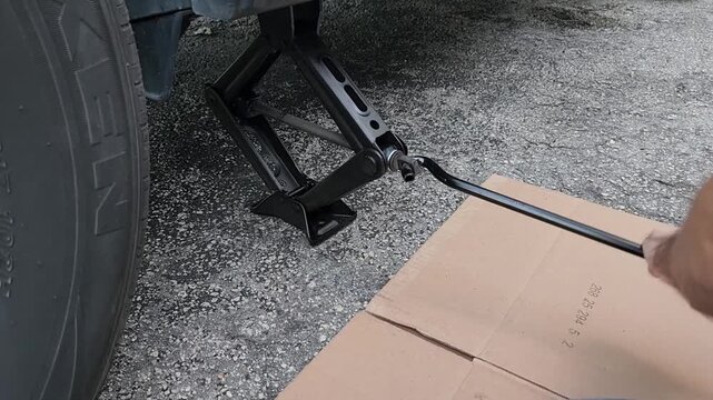 Scissor car jack slowly Lifting Vehicle by Turning Screw Handle
