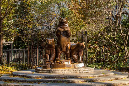 Nueva York, EE. UU., 13 Nov. 2019. "Grupo de Osos" es una escultura de Paul Manship. Esta escultura de bronce, ubicada en el Parque Infantil Pat Hoffman Friedman de Central Park, se inaugur&oacute; en 1990.