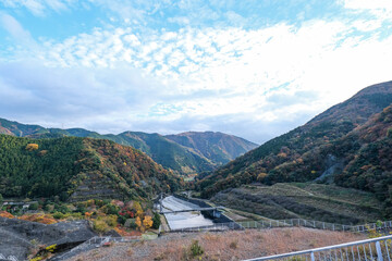 三保ダムから見た河内川と紅葉した山々