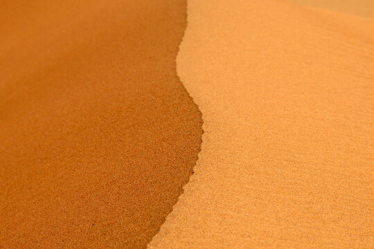 Cresta de las dunas en el desierto de Dubai, Emiratos Arabes Unidos