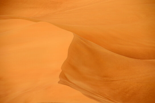 Cresta de las dunas en el desierto de Dubai, Emiratos Arabes Unidos