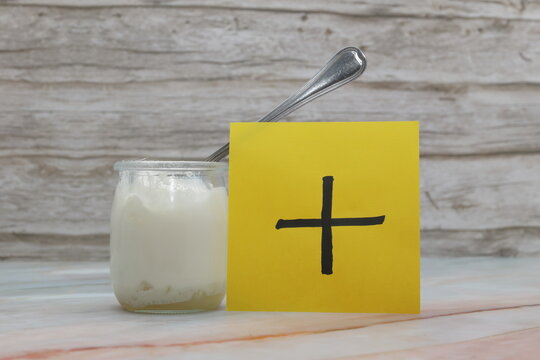 papel amarillo signo sumar para cantidades y propiedades