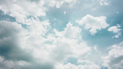 Obraz premium Background of beautiful, bright, cloudy blue sky with many clouds, sunny weather during the day during summer in tropical country