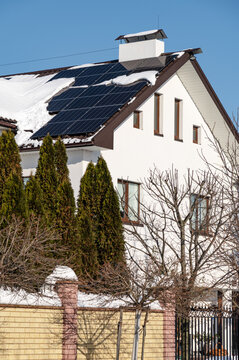 Solar panels on a house with snow in winter highlight safety and energy autonomy