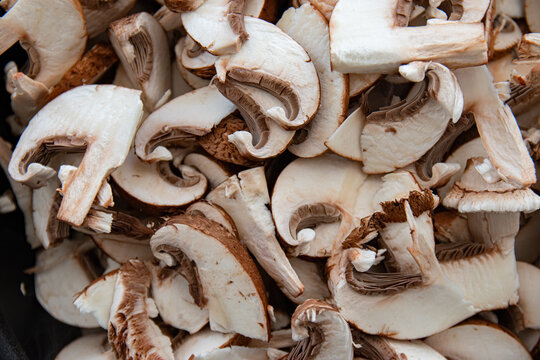 Gros plan sur des champignons bruns frais d&eacute;coup&eacute;s, format paysage