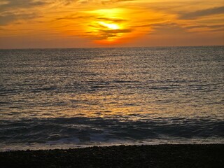 Obraz premium Amanecer dorado sobre el mar Mediterráneo