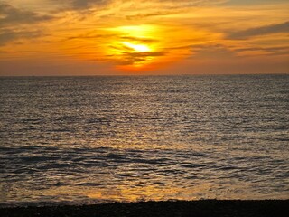 Fototapeta premium Amanecer dorado sobre el mar Mediterráneo