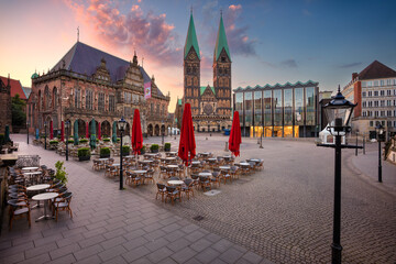 Obraz premium Bremen, Germany. Cityscape image of Hanseatic City of Bremen, Germany with historic Market Square and Town Hall at summer sunrise.