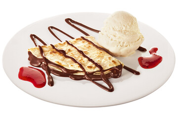 prato com crepe recheado de creme de avel&atilde; acompanhado de sorvete de baunilha e calda de morango isolado em fundo transparente 