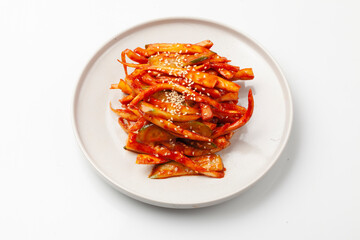  도라지 껍질을 벗겨 쓴맛을 제거한 다음 익혀서 다진 마늘과 파, 소금, 참기름 등을 넣고 볶거나 생으로 오이와 고춧가루, 식초, 조청 등을 넣고 무친 반찬.
A side dish made by peeling the bellflower root to remove its bitterness, then cooking it and stir-frying it wi