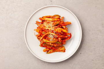  도라지 껍질을 벗겨 쓴맛을 제거한 다음 익혀서 다진 마늘과 파, 소금, 참기름 등을 넣고 볶거나 생으로 오이와 고춧가루, 식초, 조청 등을 넣고 무친 반찬.
A side dish made by peeling the bellflower root to remove its bitterness, then cooking it and stir-frying it wi