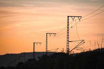 Zugoberleitung vor dem Abendhimmel © ankenevermann