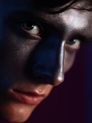 Naklejka premium Close-up portrait of a woman's face. the focus is on her face, with her eyes looking directly at the camera. her expression is serious and her lips are slightly parted.