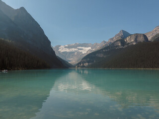 Obraz premium Turquoise glacial lake surrounded by mountains in British Columbia, Canada