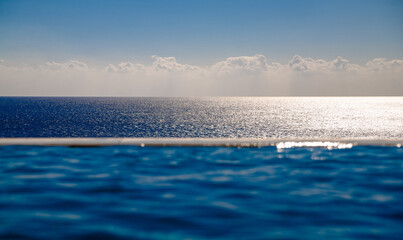 Obraz premium The leader in the pool against the background of the sea horizon 