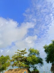 Obraz premium Small hut and beautiful sky