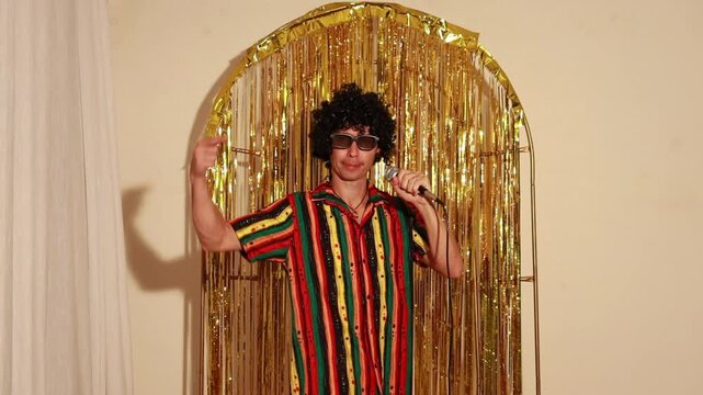 homem cantando samba em festa de carnaval 